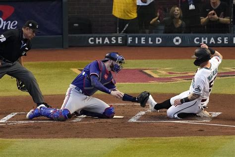 D-backs’ Christian Walker blows through stop sign, hosed by Adolis García in Game 3 of World Series